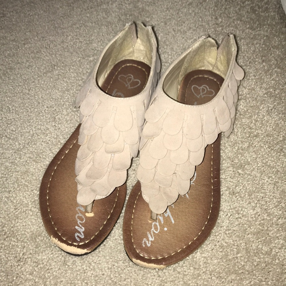 Scalloped dusty cream/gray sandals